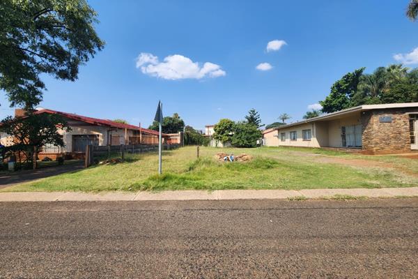 Prime Location Close
In Central Laudium 
Close to All Schools Shops Mosques 
Secure Area with Boom Gates Soon

