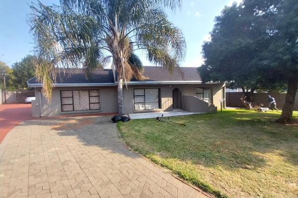 This fantastic property features 2 spacious bedrooms and a kitchen equipped with built-in cupboards, a Bosch stove, Samsung oven, and ...