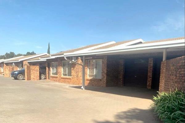 3-bedroom, 2-bathroom townhouse in a secure complex in a neat suburb in Vanderbijlpark.

The unit is a duplex with its own private ...