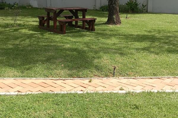 1 bedroom cottage for rental in a quiet street.
Situated at the border of Morningside, Rivonia &amp; Bryanston
Wifi!!!!!
Remote ...