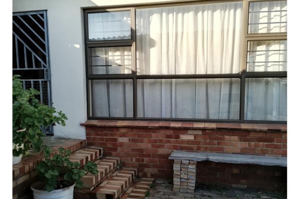 Ready To Move In  3-Bedroom House - Lovely Parow.
 
Fibre Ready with a Private Courtyard ...