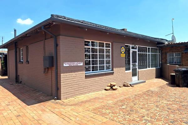 Are you looking for a great investment opportunity?  Then look no further!!!! 
Rental income R13 000-00.

Main house - 2 x Bedrooms ...