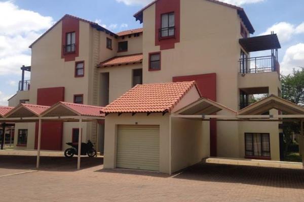 This neat 1st floor apartment for sale is situated within the Oukraal Estate in the New East of Pretoria close to Silver Lakes.
The ...