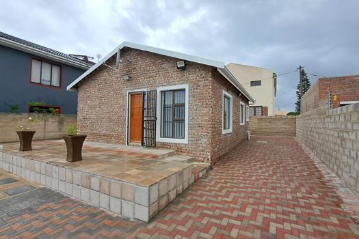 2 Bedroom House for sale in Kleinkrantz