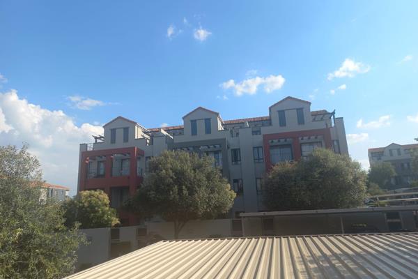 Welcome to this modern and immaculate 1st-floor studio apartment situated in the secure and upmarket Casablanca complex in Lonehill. ...