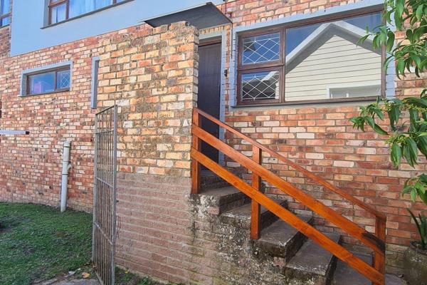 This cozy starter flatlet, situated on the East Bank, offers a practical and efficient living space on a shared property. 

It ...