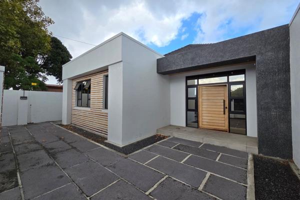 This charming and spacious home has been recently renovated. As you enter you are welcomed by an airy and large lounge area which leads ...