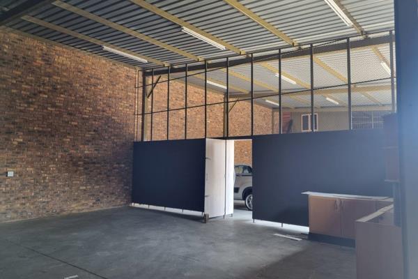 Warehouse to rent  located near Jansens Butchery 
270m&#178;  with mezzanine for extra storage
2 roller doors
Good height
Excellent ...