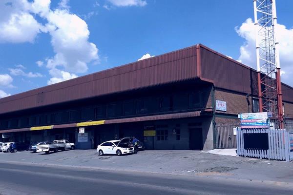 South West of the Benoni CBD lies the bustling Lincoln main route that interlinks Atlas and Bunyan Road. 

The property comprises of ...