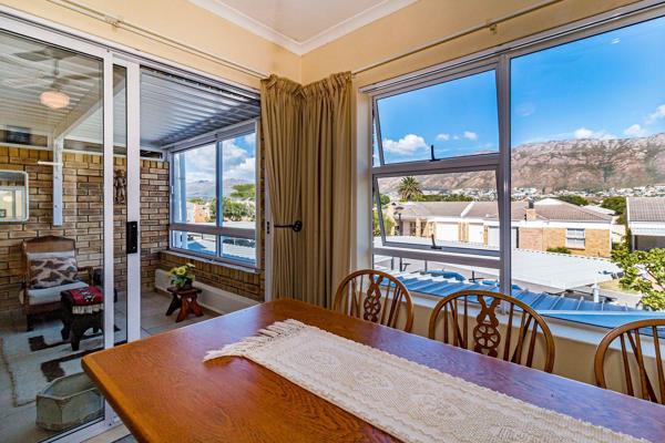 Exceptional apartment boasting two enclosed balconies with views over Hottentots Hollond mountains - one used as dining room with ...