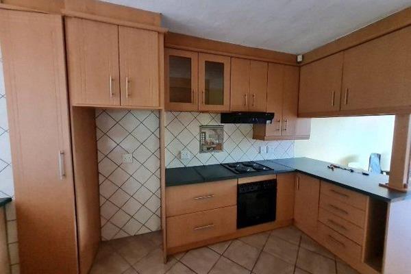 Apartment in well situated area, close to Beaches and town, well maintained unit, with 2 bedrooms,  1bathroom, lovely  kitchen and 1 ...