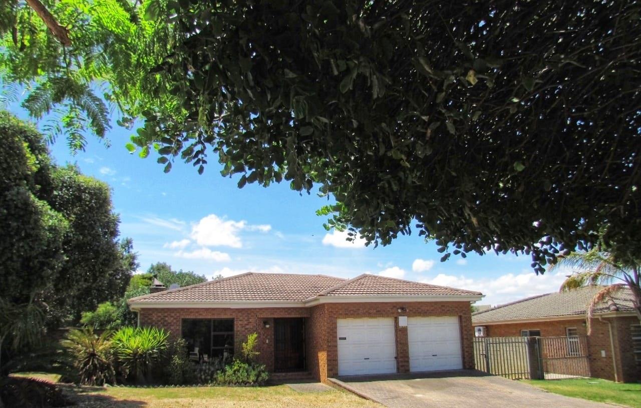 4 Bedroom House for sale in Kleinbron Estate P24114098731