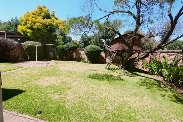 This neat as a pin property features:
an Open plan Lounge &amp; Dining room with tiled floors. Spacious kitchen with ample built-in ...