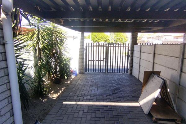 Perfect investment opportunity in the highly sought-after Platinum Place of Oakglen, Cape Town. Offering a spacious 2 bedroom house ...