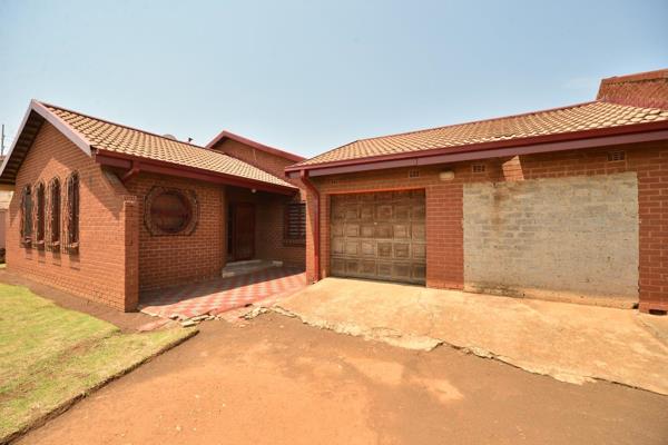 Presenting an incredibly captivation family home offer 4 beedrooms, 2 bathrooms , big kitchen , lounge, dining room ,lock-up double ...