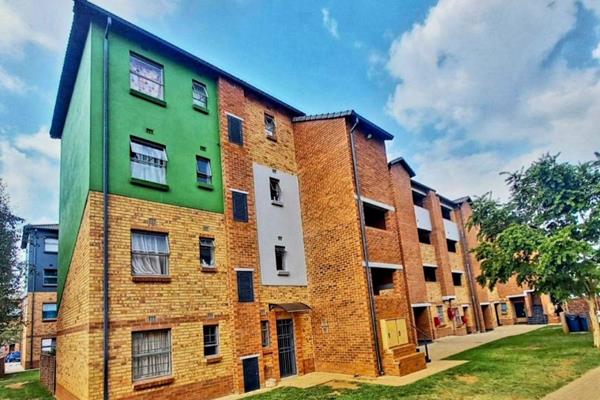 2 Bedroom Apartment at the Junction ,Centurion

You are presented with a beautiful 2 Bedroom Apartment with built- in cupboards in both ...