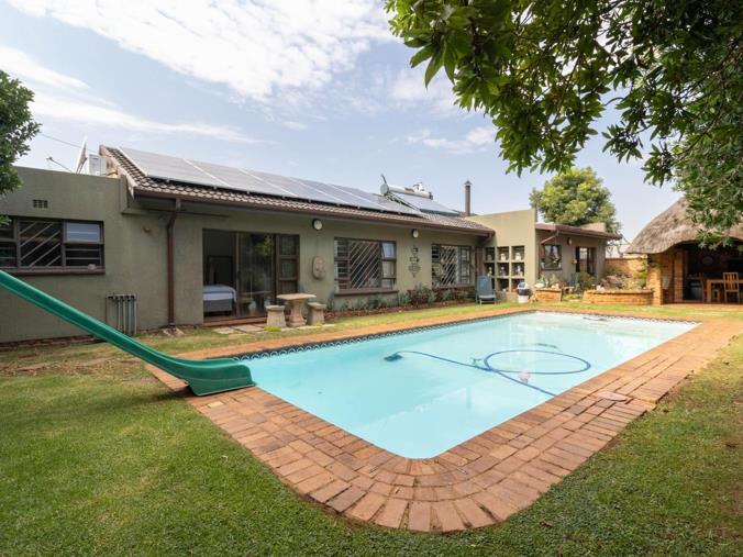 4 Bedroom House for Sale in Mulbarton