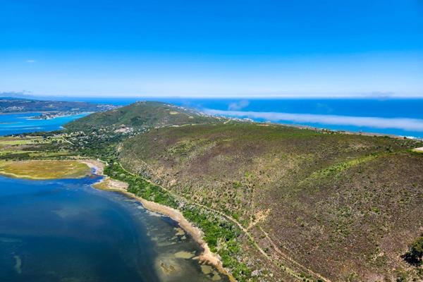 Forever’ views over the Knysna lagoon and the Outeniqua mountains. - 20 ha guarantees you privacy as well as the views.  Design your ...