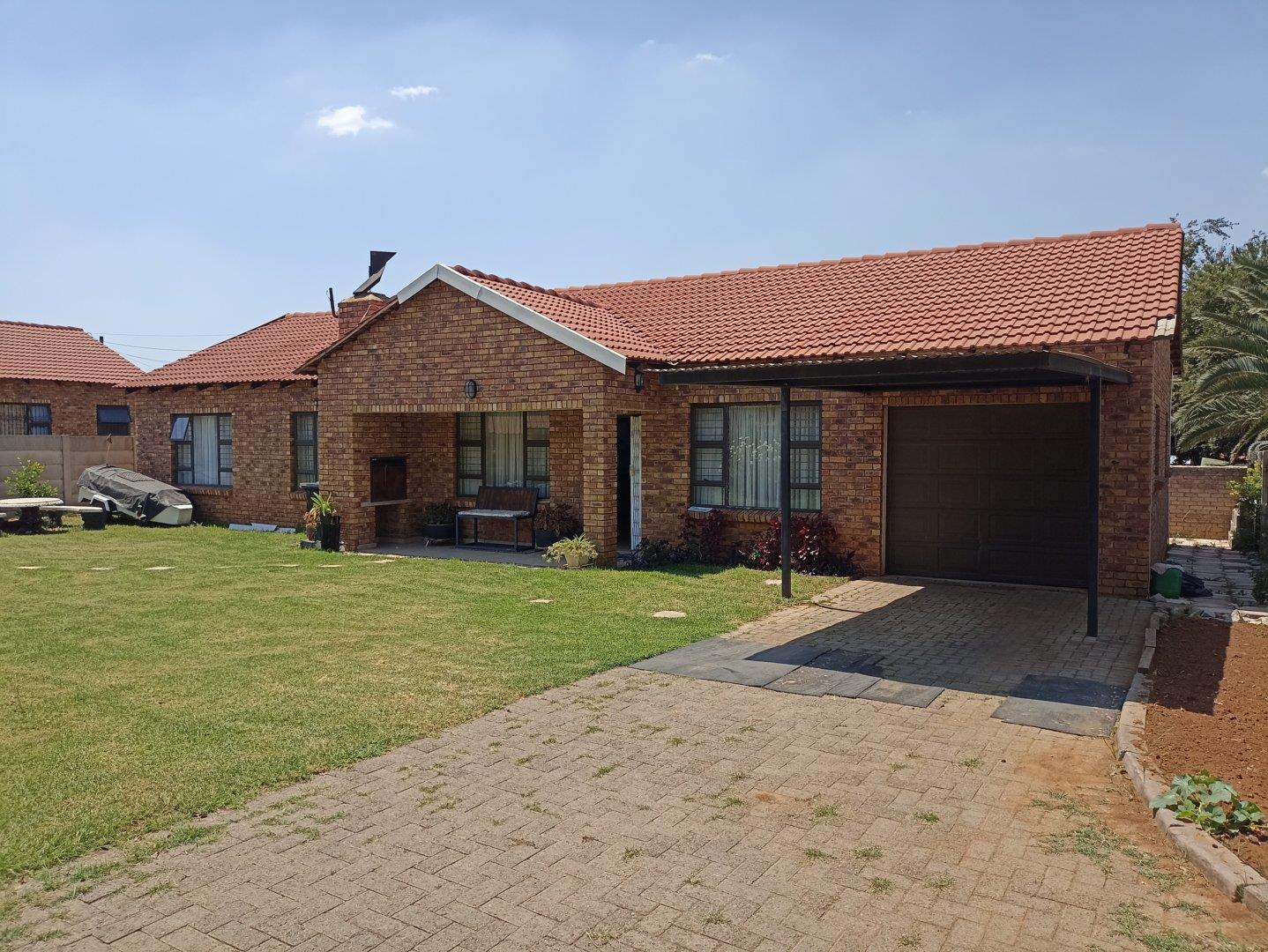 3 Bedroom House for sale in Bergsig P24114100878