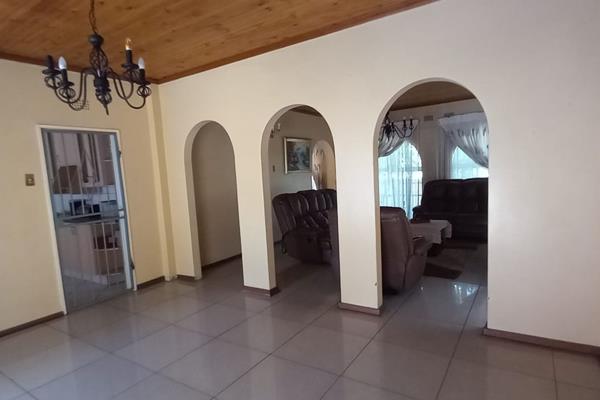 This generously proportioned home, conveniently located within walking distance from VUT, is perfectly suited for either student ...