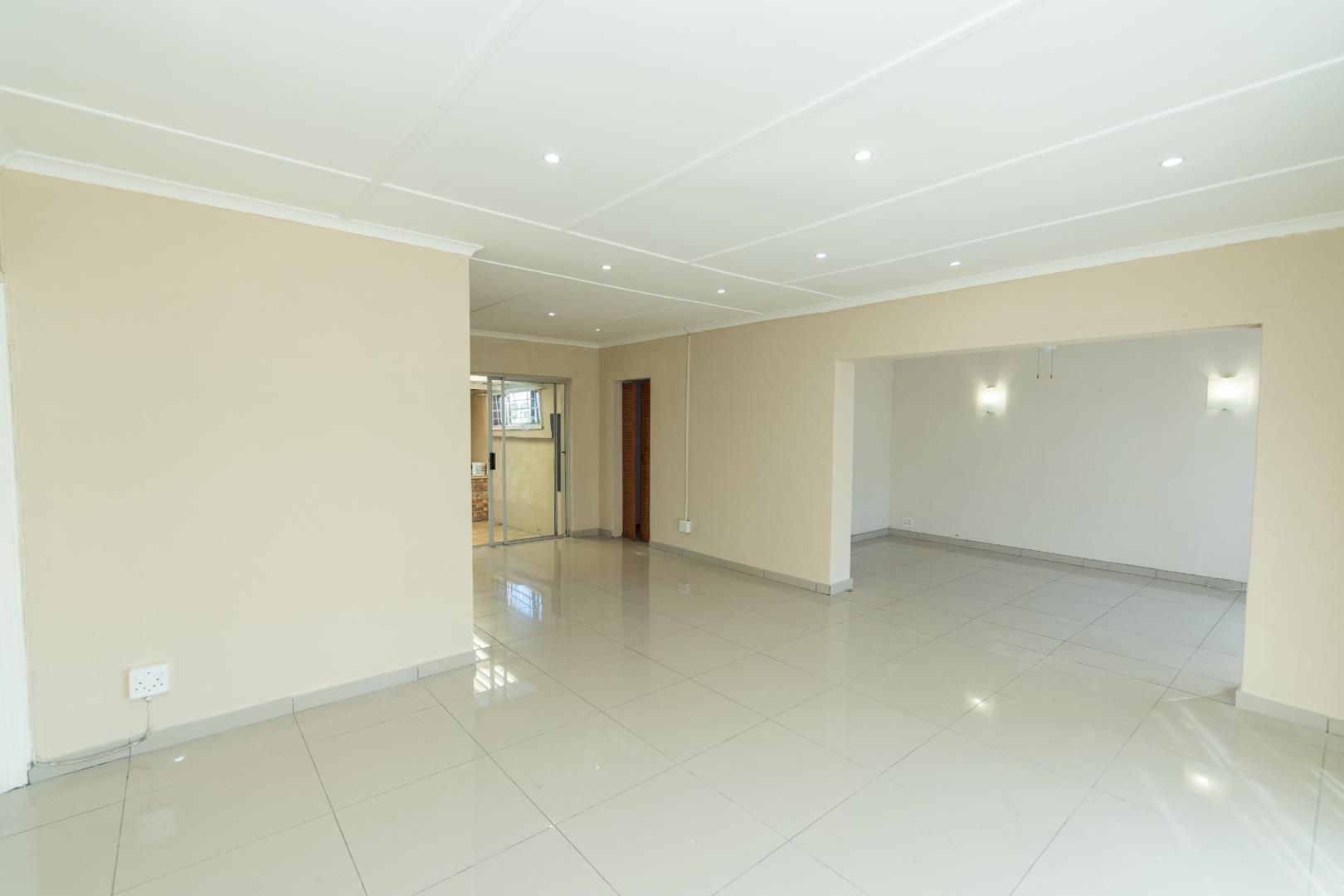 3 Bedroom House for sale in Rowallan Park P24114104281