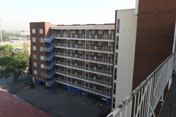 This spacious flat boasts an impressive entrance area leading into a generously sized dining room and lounge, perfect for entertaining ...