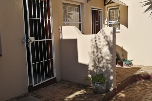 Spacious 3 bedroom townhouse with 2 bathrooms. Open plan living areas. 1 Garage.