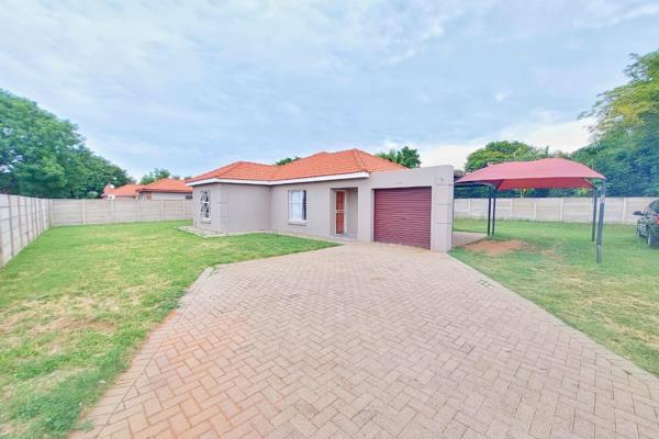 Near High School Ellisras &amp; Ellisras Primary, lies this three bedroom two bathroom house in a quite estate. With Lephalale Crossing ...