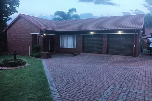 Walking distance from Cambridge School, and close to the Highveld Mall.
Open plan living ...