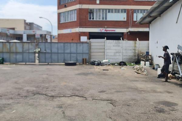 Kopp Commercial is pleased to offer you this 1800SQM Yard space to let in Umgeni.
Rare yard area and workshop opportunity in the heart ...