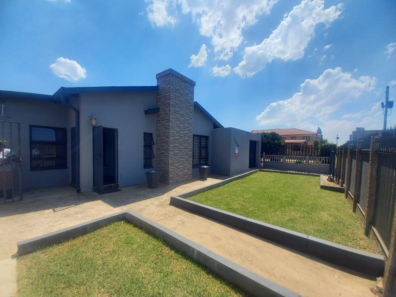 3 Bedroom House for sale in Actonville P24114108797