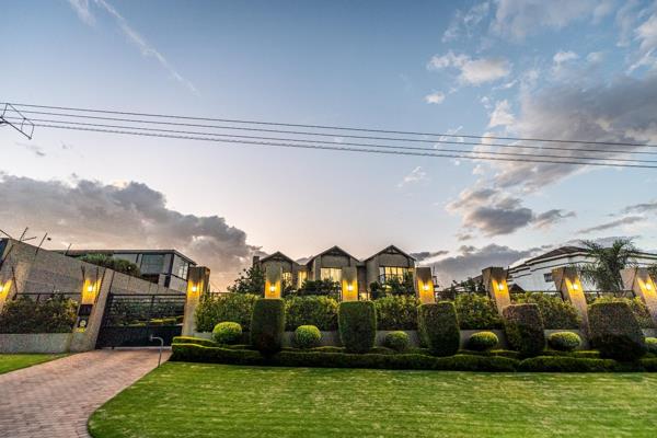 Welcome to a luxurious lifestyle in the prestigious Waterkloof Heights, where sophistication meets panoramic beauty. This exquisite ...