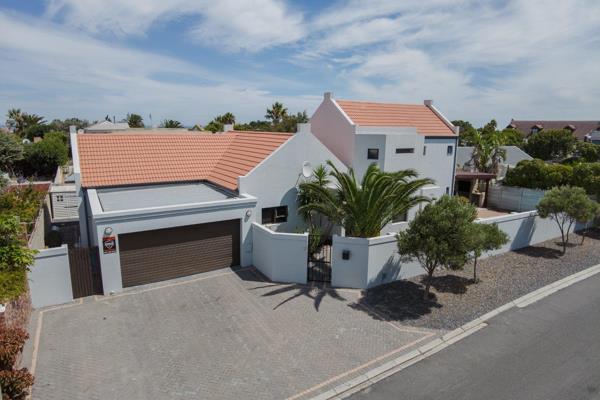 Lovely 5 bedroom family home for sale in Melkbosstrand 

SOLE MANDATE

This home ...