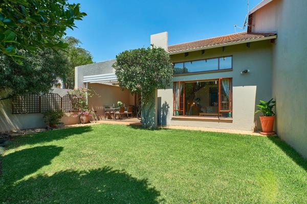 Offers from R1 999m. Pet-Friendly. Stylish spacious and light niche townhouse of 235m&#178; under roof in small complex with pool. ...