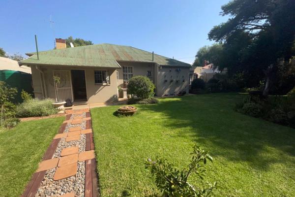 This classically styled home, situated in the heart of Pretoria, with stunning in-house designs, a beautiful garden and a really ...