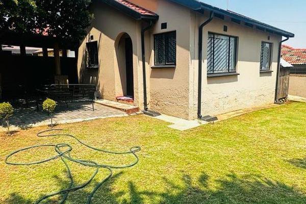 For Sale in Meadowlands ext 11 , Soweto

Welcome to this cozy home nestled in the vibrant community of Soweto. Perfectly suited for ...