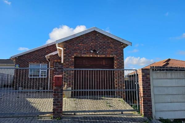 3 Bedroom home to rent in Parsonsvlei 

3 Bedroom with BIC 
2 Bathrooms 
Open Plan Lounge and Kitchen 
Gas Hob 
Single Automated garage ...