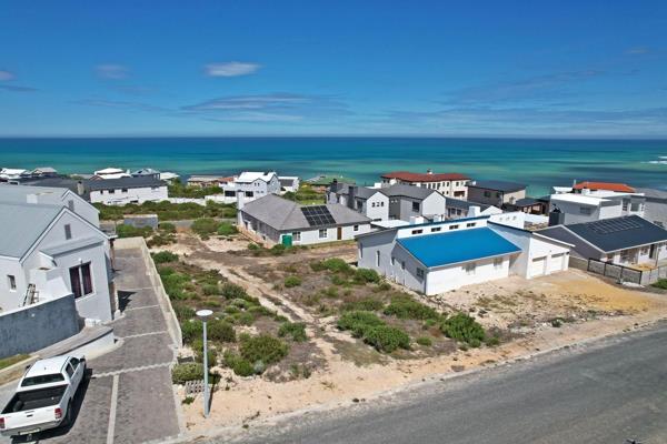 Joint Mandate: Located in the rapidly developing Ocean View Heights neighborhood of Struisbaai, a vacant plot measuring 684m2 awaits ...