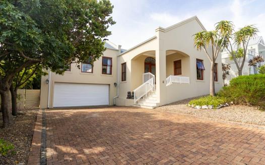 3 Bedroom House for sale in Hemel en Aarde Estate