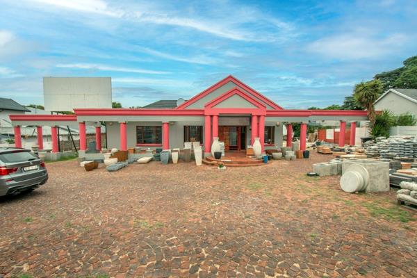 The property is approximately 270sqm under roof and has a lot of yard space. Asking R30,000 per month excluding utilities.

Property ...