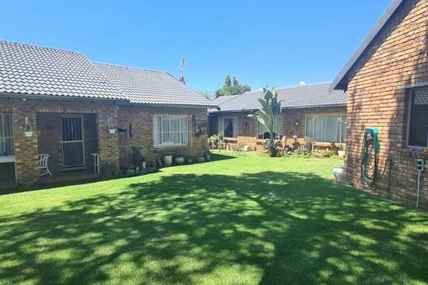 PREPAID ELECTRICITY

This property offers you 3 bedrooms and 2 bathrooms
The main bedroom has an en-suit bathroom
Spacious kitchen ...