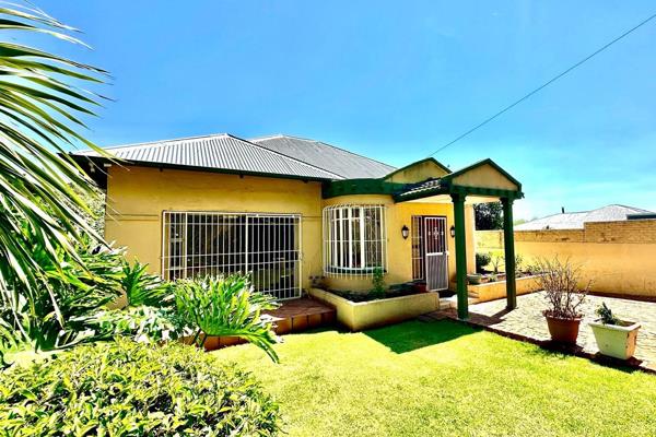 KEY FEATURES: 

MAIN HOUSE
Bedrooms: Three bedrooms in total, with built-in cupboards.
two and half bathrooms 
Kitchen: ...