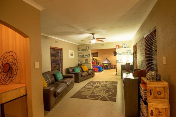 This very neat 4 bedroom house is situated in an enclosed upmarket area with entrance on Soutpansberg Drive. The house consists of a ...