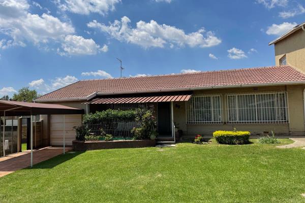 This lovely home is perfect for two family.
The one wing is a double storey with 3 ...