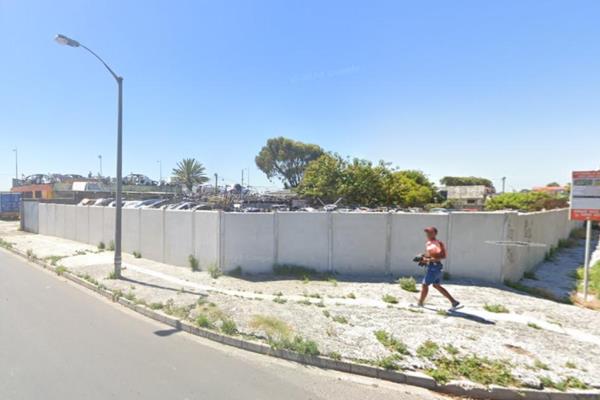 This opportunity located directly opposite the Shell Garage on Strandfontein Road offers:
•	+/- 1 900 m2 in total.
•	well exposed onto ...