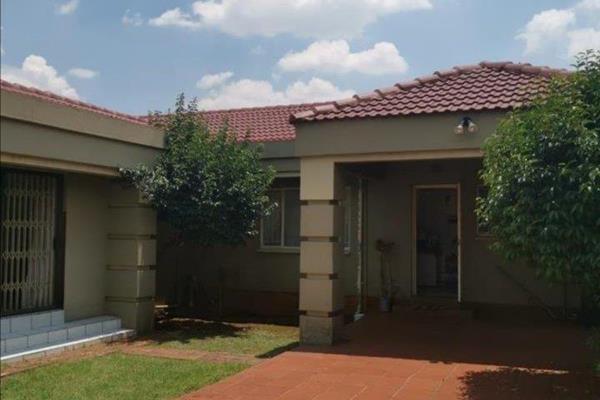 Sizwe Mlungwana Properties presents to you this lovely home having 3 bedrooms main bedroom with en-suit and closet, a study ...