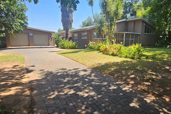 This property consists of four well-sized bedrooms with carpets and two bathrooms, main en-suite.
Lounge, dining room, wooden kitchen ...