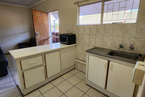 Features

- Private Room (Single bed and bar fridge included) 
- Kitchen and Bathroom ...