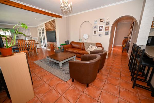 This very neat family home offers 3 bedrooms, full en-suite bathroom and family bathroom. The study has an en-suite bathroom, which is ...