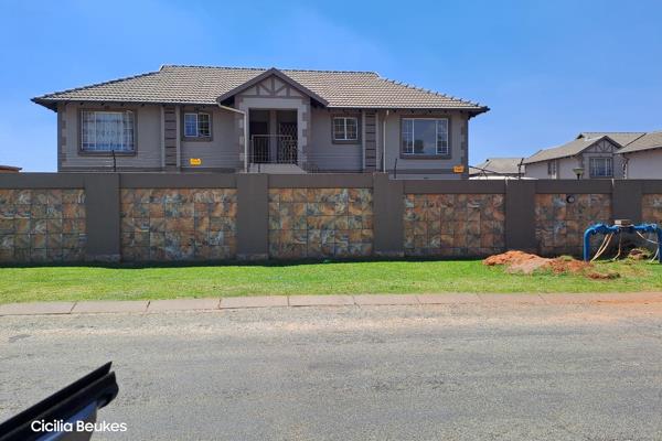 2 bedroom unit for sale in a complex.
Prepaid meter.
Open plan kitchen and lounge area leading onto the Balcony.
Kitchen do have a ...